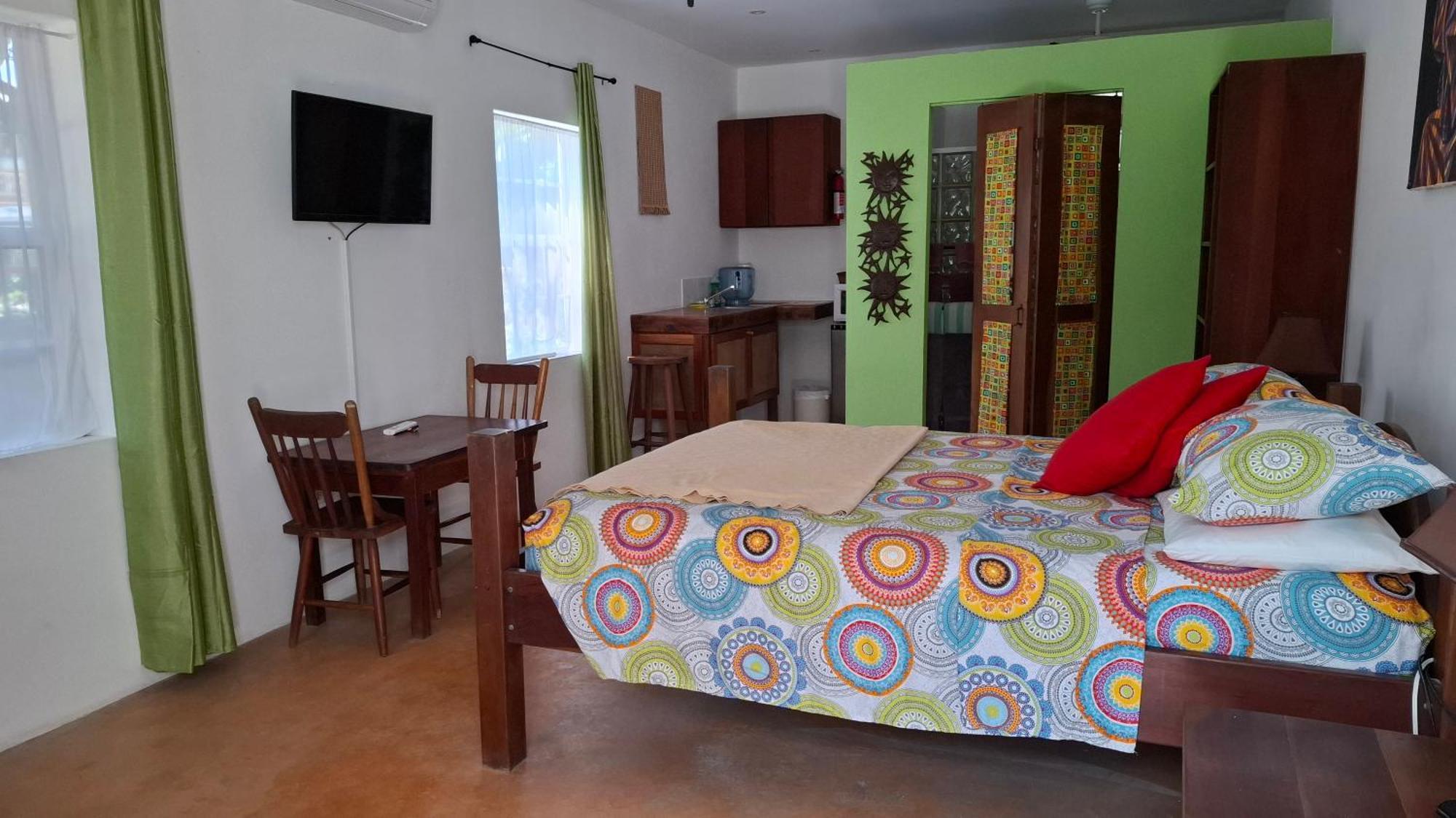 Amanda'S Place Green Studio - Pool And Tropical Garden Caye Caulker Eksteriør billede